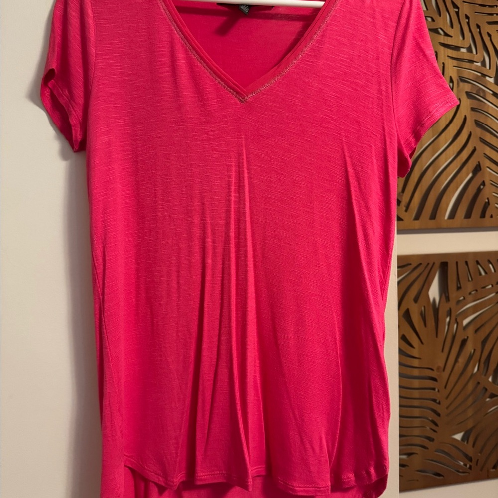 White House Black Market V Neck Tee Hot Pink Size XS NWOT